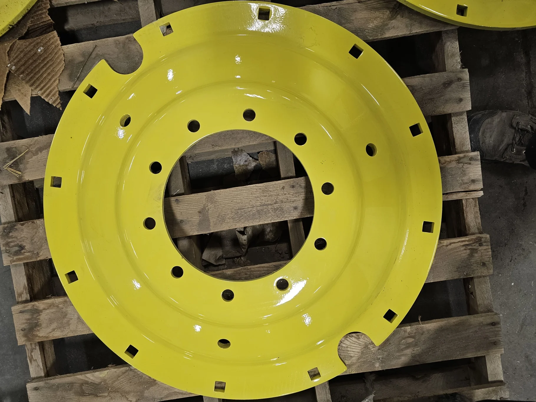 USED DISC 38" stub disc center FOR AGCO STUB DISC NOT JOHN DEER actual center width is 32" 10 Bolt (