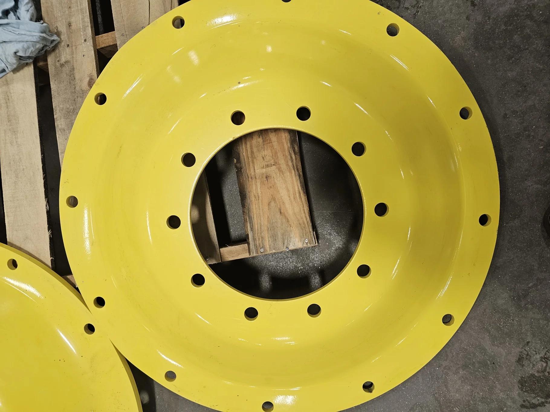 USED DISC 34" John Deere Yellow 10 Bolt Stub Disc Center (10-13.189-11.090) (Scratches, Rust)