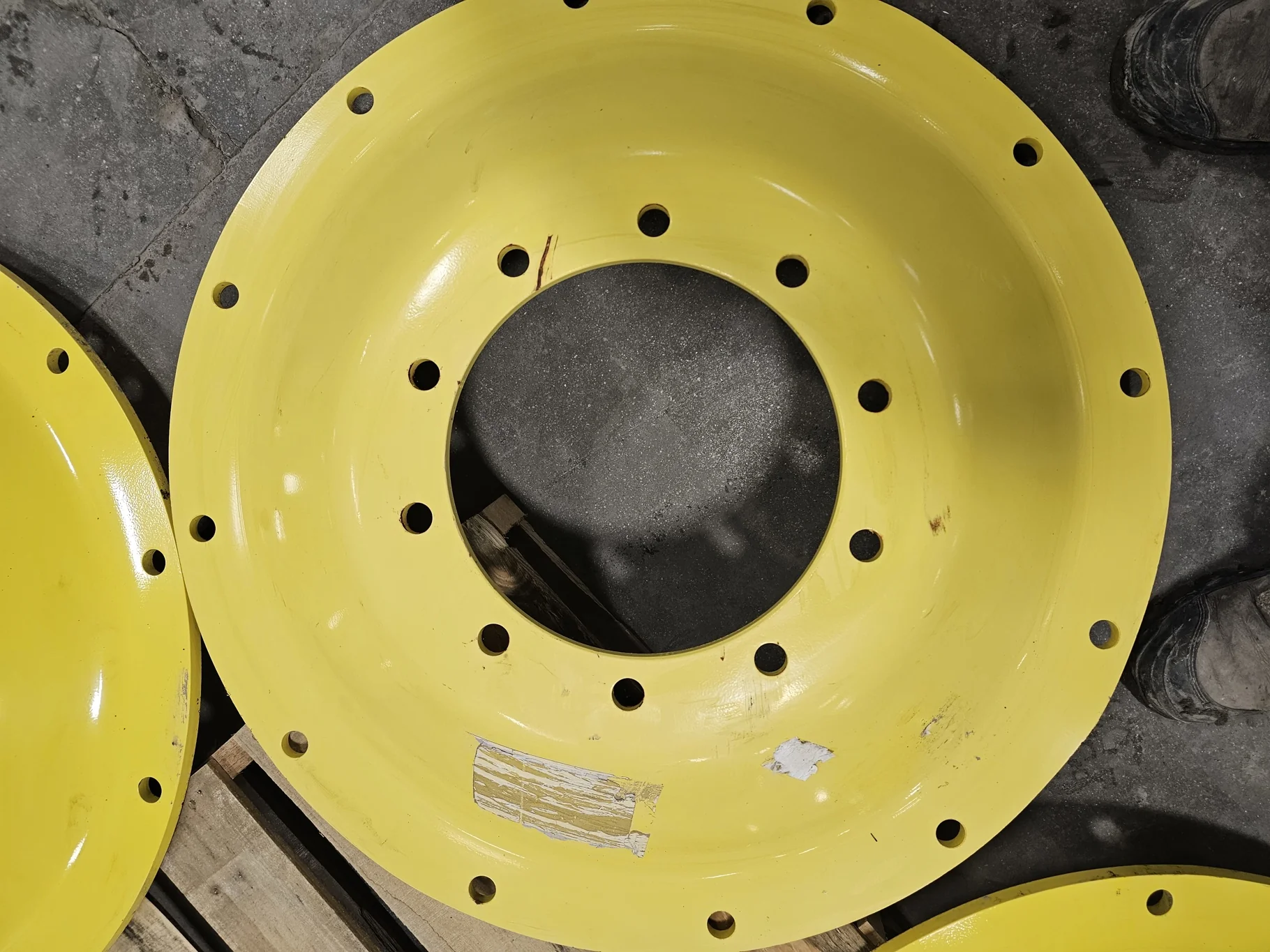 USED DISC 34" John Deere Yellow 10 Bolt Stub Disc Center (10-13.189-11.090) (Scratches, Rust) image 2