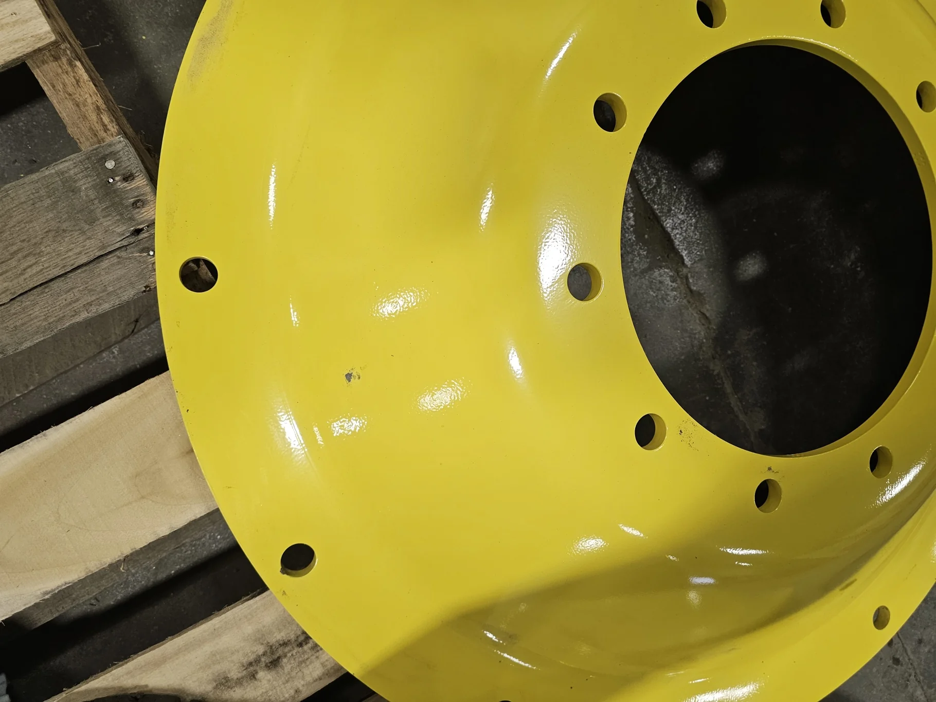 USED DISC 34" John Deere Yellow 10 Bolt Stub Disc Center (10-13.189-11.090) (Scratches, Rust) image 3