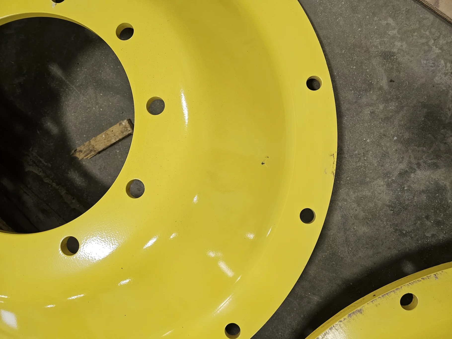 USED DISC 34" John Deere Yellow 10 Bolt Stub Disc Center (10-13.189-11.090) (Scratches, Rust) image 4
