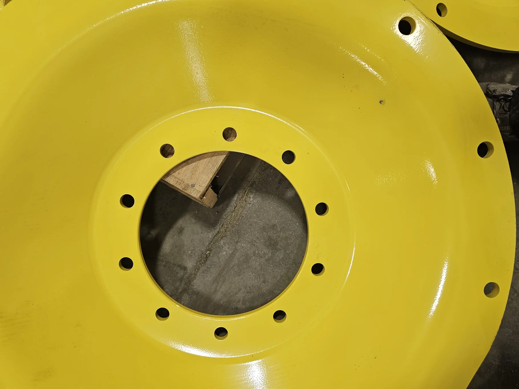 USED DISC 34" John Deere Yellow 10 Bolt Stub Disc Center (10-13.189-11.090) (Scratches, Rust) image 6