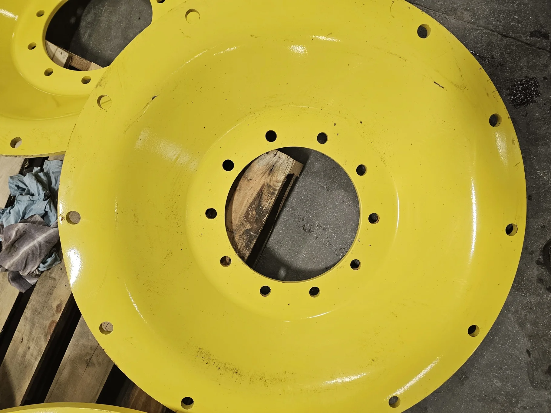 USED DISC 34" John Deere Yellow 10 Bolt Stub Disc Center (10-13.189-11.090) (Scratches, Rust) image 8