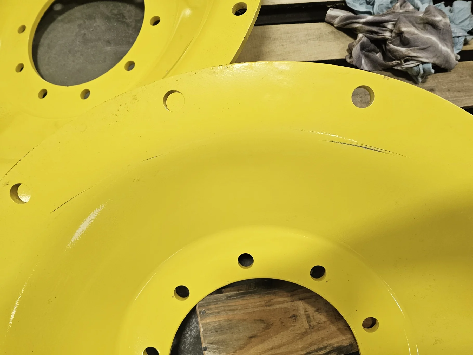 USED DISC 34" John Deere Yellow 10 Bolt Stub Disc Center (10-13.189-11.090) (Scratches, Rust) image 9