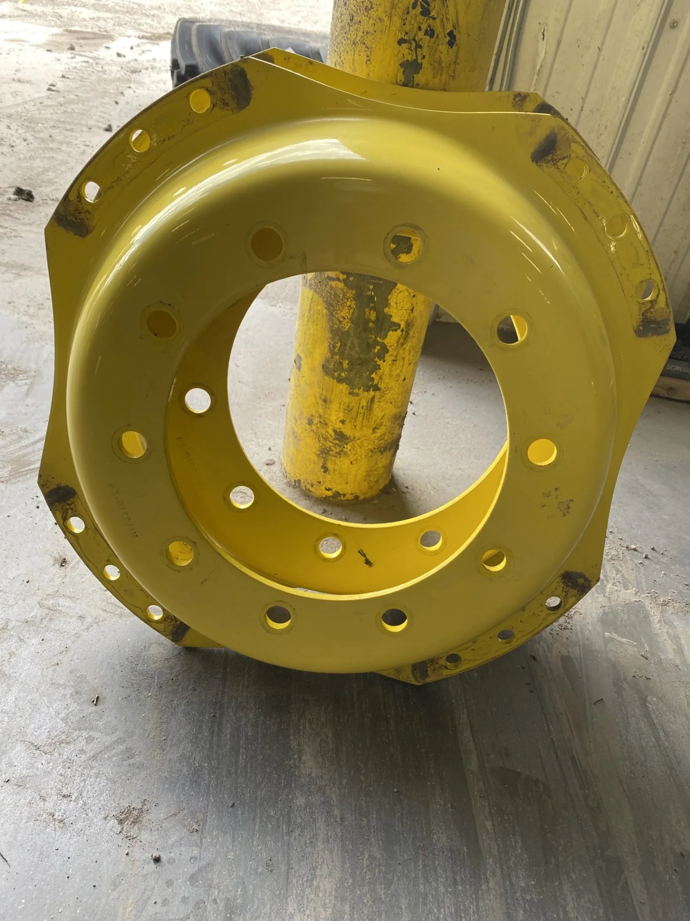 Used 28/30" John Deere Yellow 10 Bolt (.846") Waffle Center (10-13.189-11.077) 4" offset