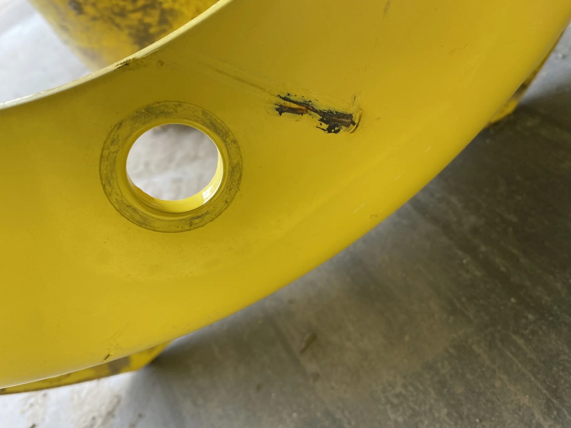 Used 28/30" John Deere Yellow 10 Bolt (.846") Waffle Center (10-13.189-11.077) 4" offset image 2