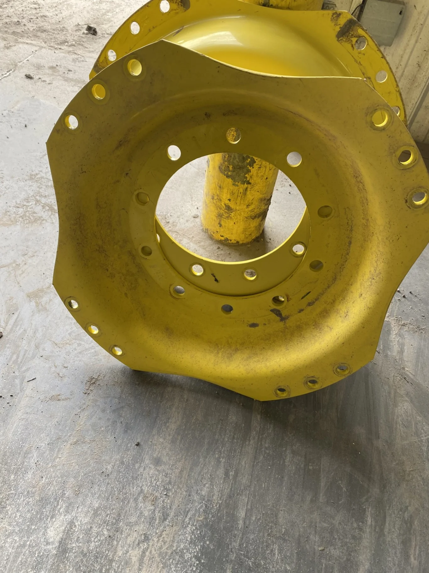 Used 28/30" John Deere Yellow 10 Bolt (.846") Waffle Center (10-13.189-11.077) 4" offset image 3
