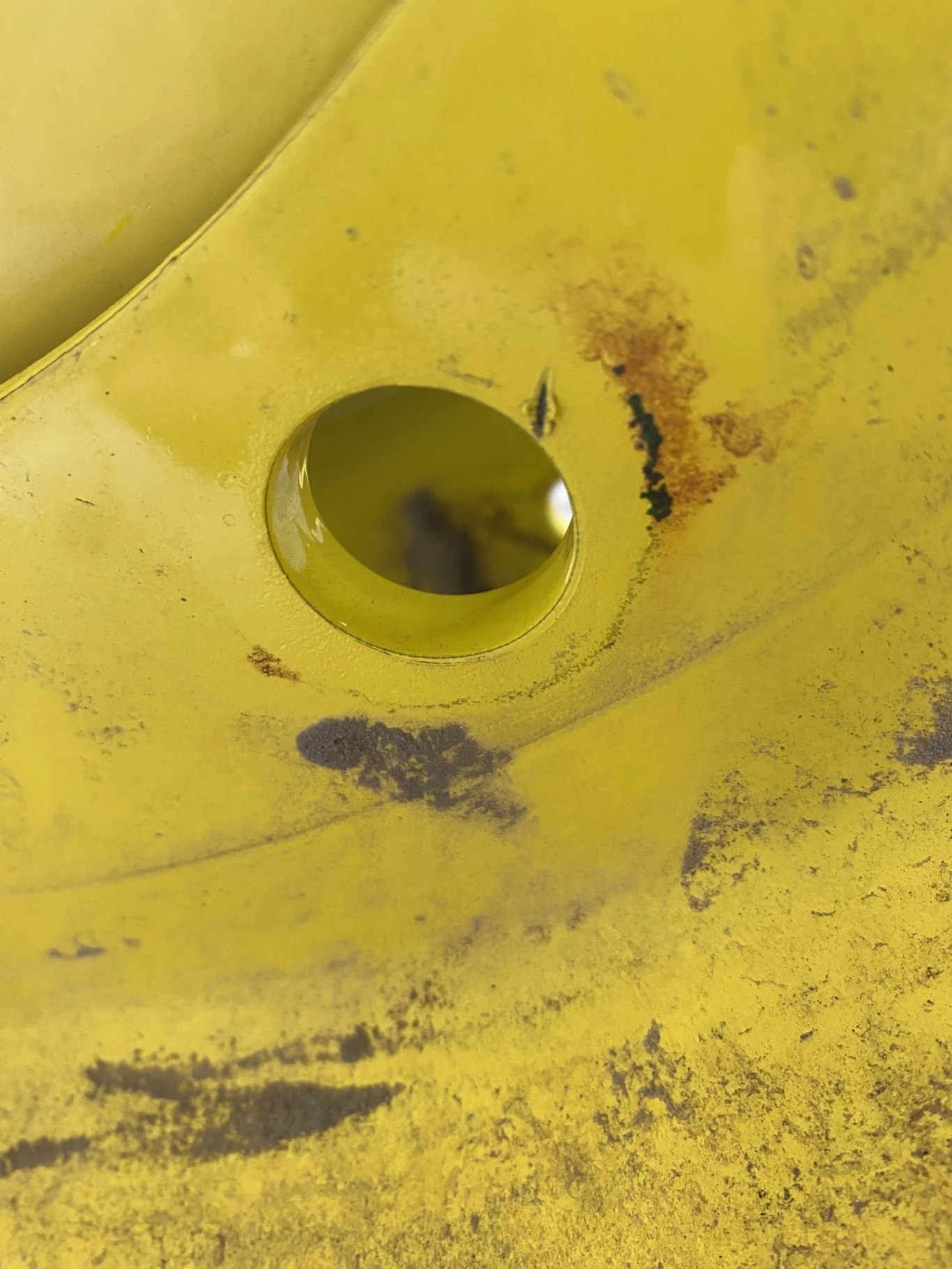 Used 28/30" John Deere Yellow 10 Bolt (.846") Waffle Center (10-13.189-11.077) 4" offset image 4