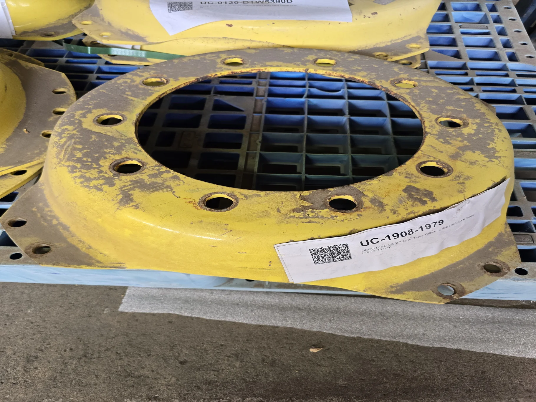 USED DISC 28/30" John Deere Yellow 12 Bolt (.925) GKN Center (12-13.187) 6"