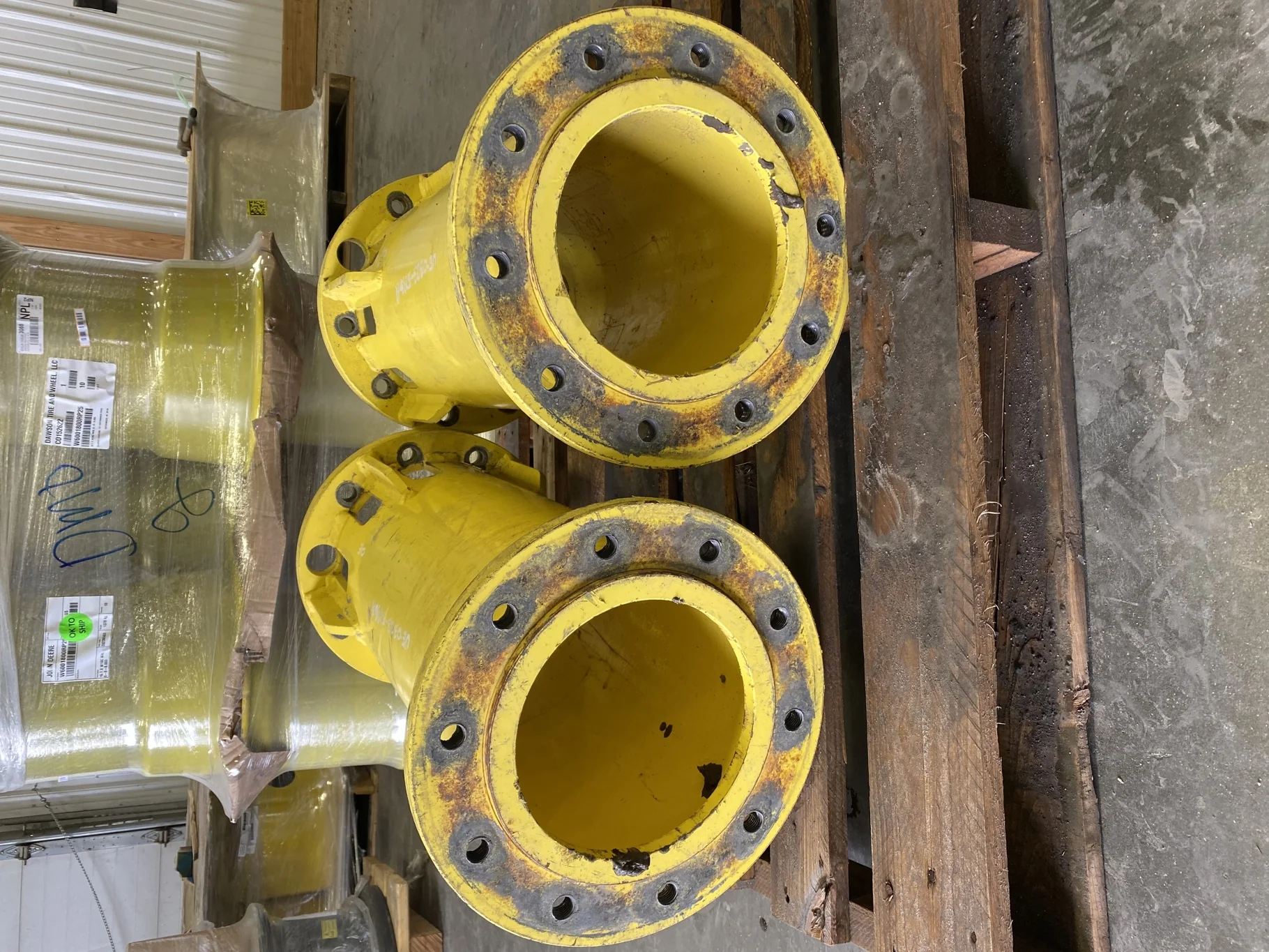 Used 29.5" John Deere Yellow Extension Assembly 10 Bolt  _x000D_
Includes Extension, Bolts & Washers
