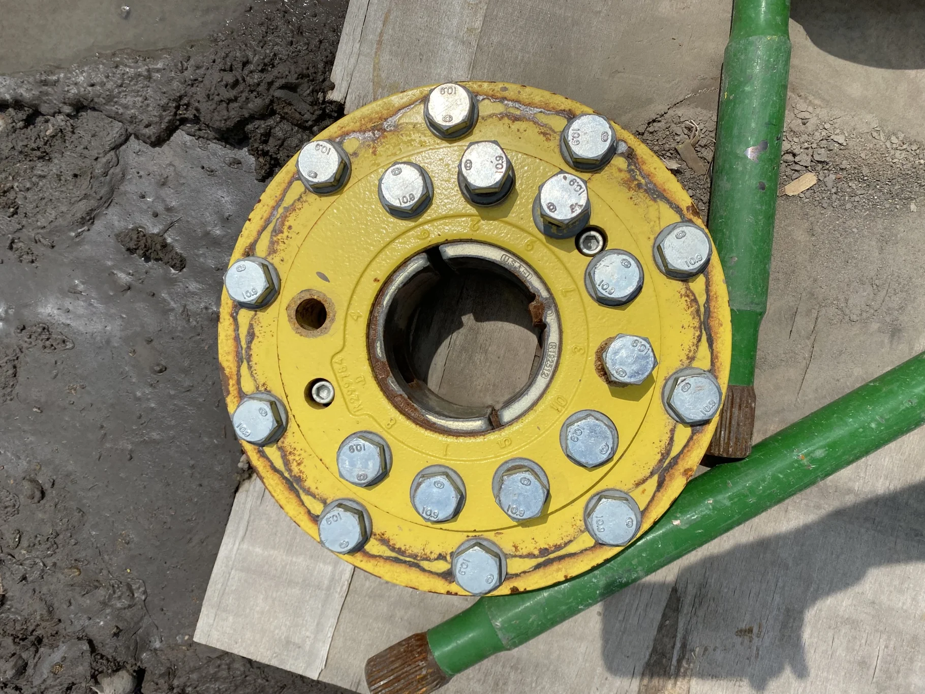 Used 120mm John Deere 10 Bolt Hub  _x000D_
(Rust Spots) image 4