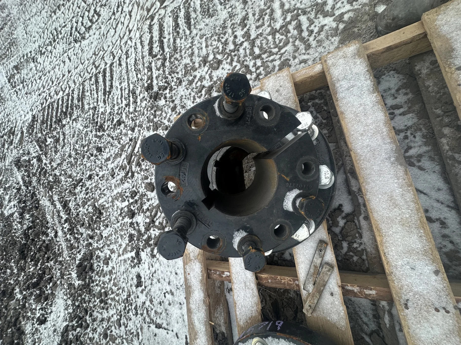 Used Case black 10 bolt hub W/ hardware ( scratches, rust)