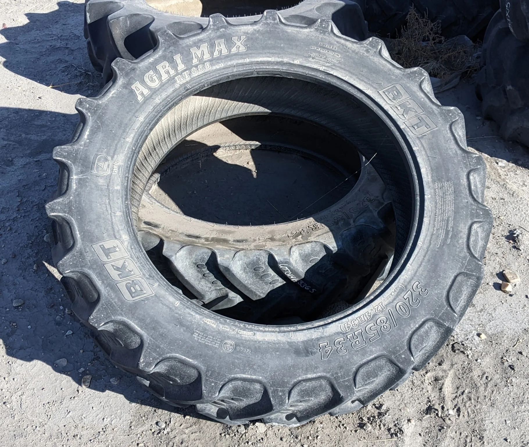 Used 50% 320/85R34 BKT Agrimax RT855 R-1W TL (141B)
