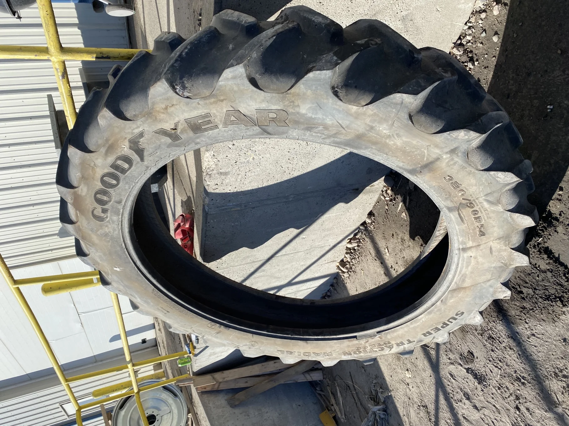 Used 65% 380/90R54 Goodyear Super Traction Radial DT800 R-1W 152A8/B TL - bead damage, roadwear, une image 2