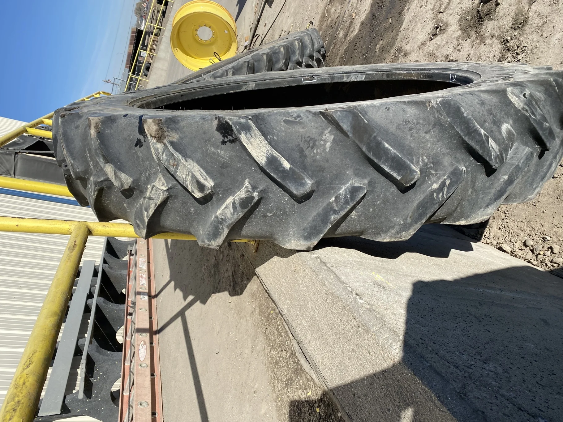 Used 65% 380/90R54 Goodyear Super Traction Radial DT800 R-1W 152A8/B TL - bead damage, roadwear, une image 3