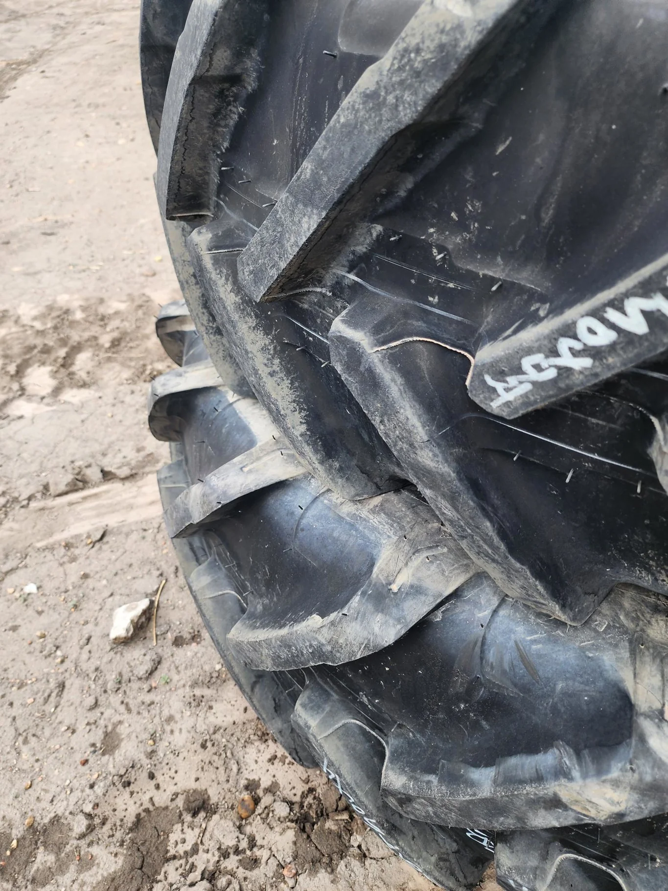 Used 85% 420/85R38 Michelin AgriBib R-1W (147A8/147B) TL (Lug Stubble) image 2