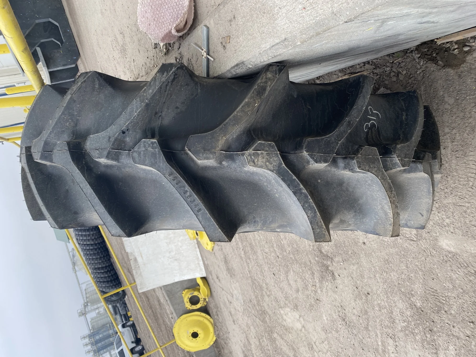 TAKE-OFF 520/85R42 FIRESTONE CHAMPION SPADE GRIP R-2 (164A8/B) image 2