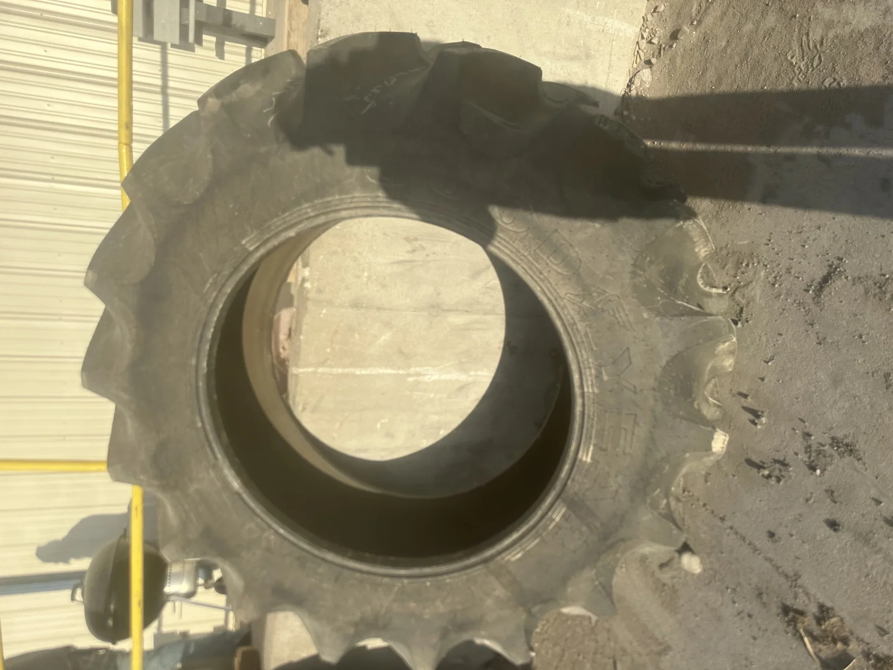 TAKE-OFF 520/85R42 GY SPECIAL SURE GRIP TD8 RADIAL R-2 (162A8/B) TL