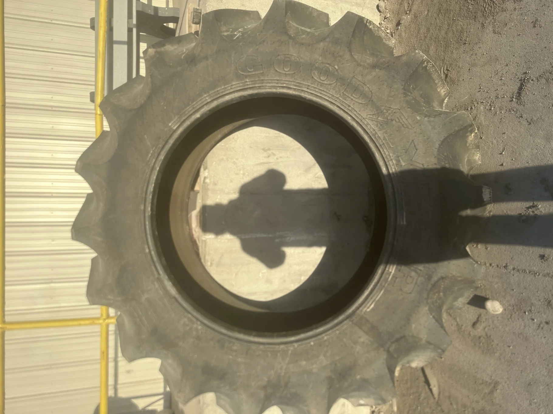 TAKE-OFF 520/85R42 GY SPECIAL SURE GRIP TD8 RADIAL R-2 (162A8/B) TL image 2