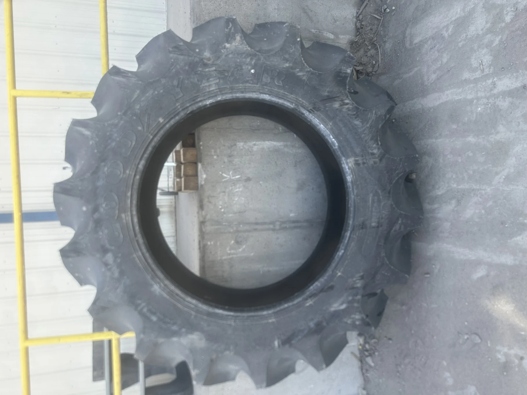 TAKE-OFF 520/85R42 GY SPECIAL SURE GRIP TD8 RADIAL R-2 (162A8/B) TL