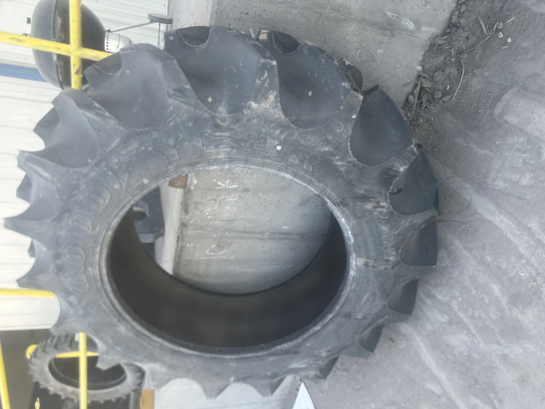 TAKE-OFF 520/85R42 GY SPECIAL SURE GRIP TD8 RADIAL R-2 (162A8/B) TL image 2