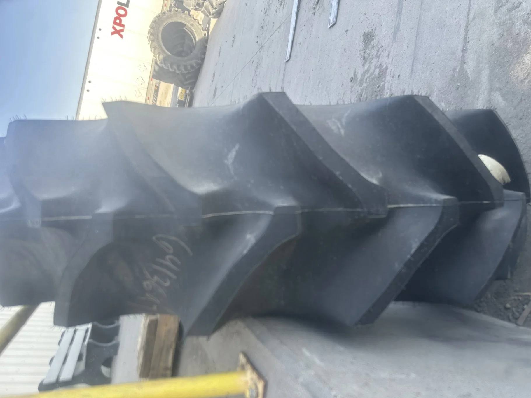 TAKE-OFF 520/85R42 GY SPECIAL SURE GRIP TD8 RADIAL R-2 (162A8/B) TL image 3