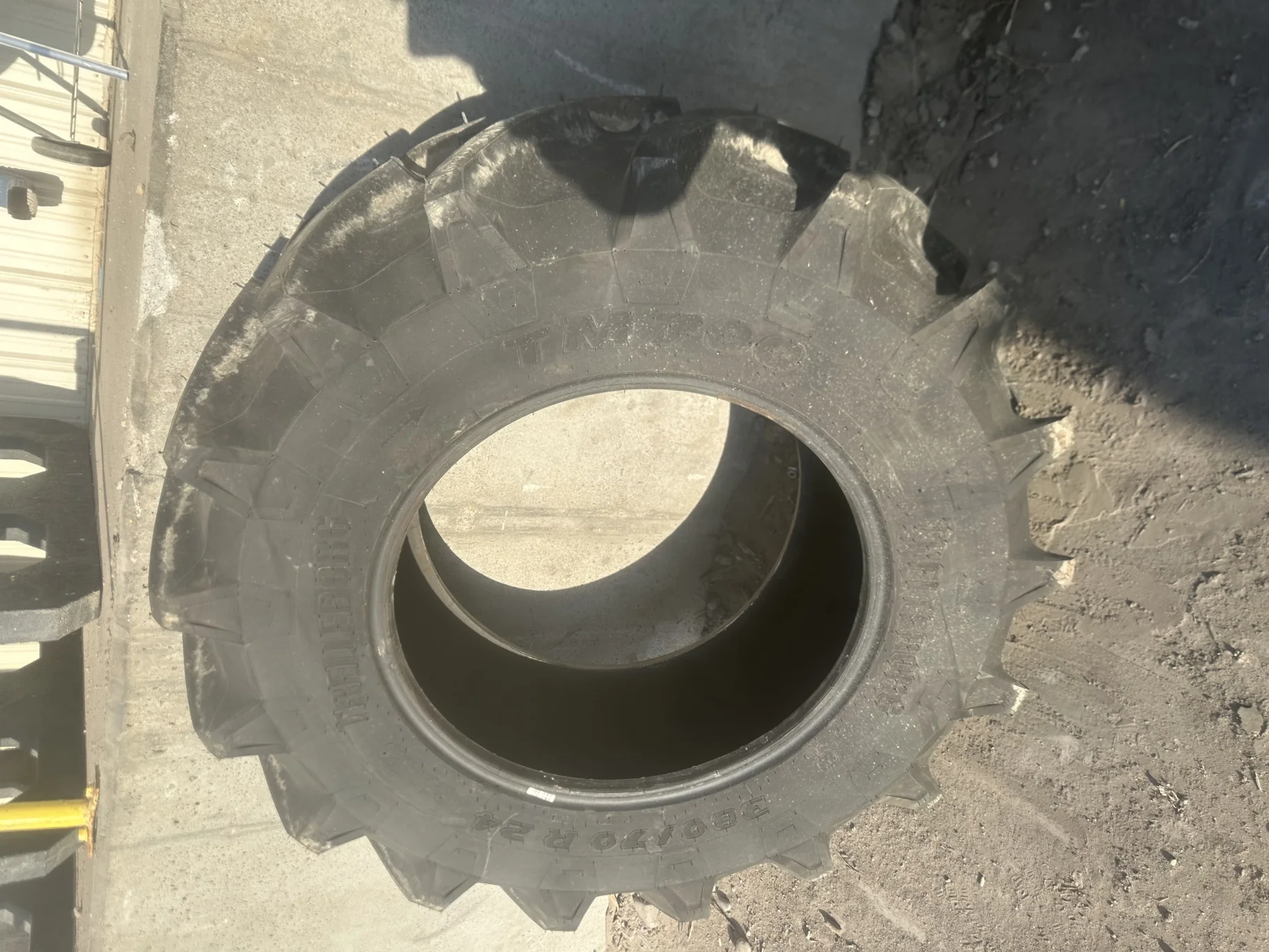 TAKE OFF 380/70R24 Trelleborg TM700 R-1W (125A8) TL (Road Wear) image 2