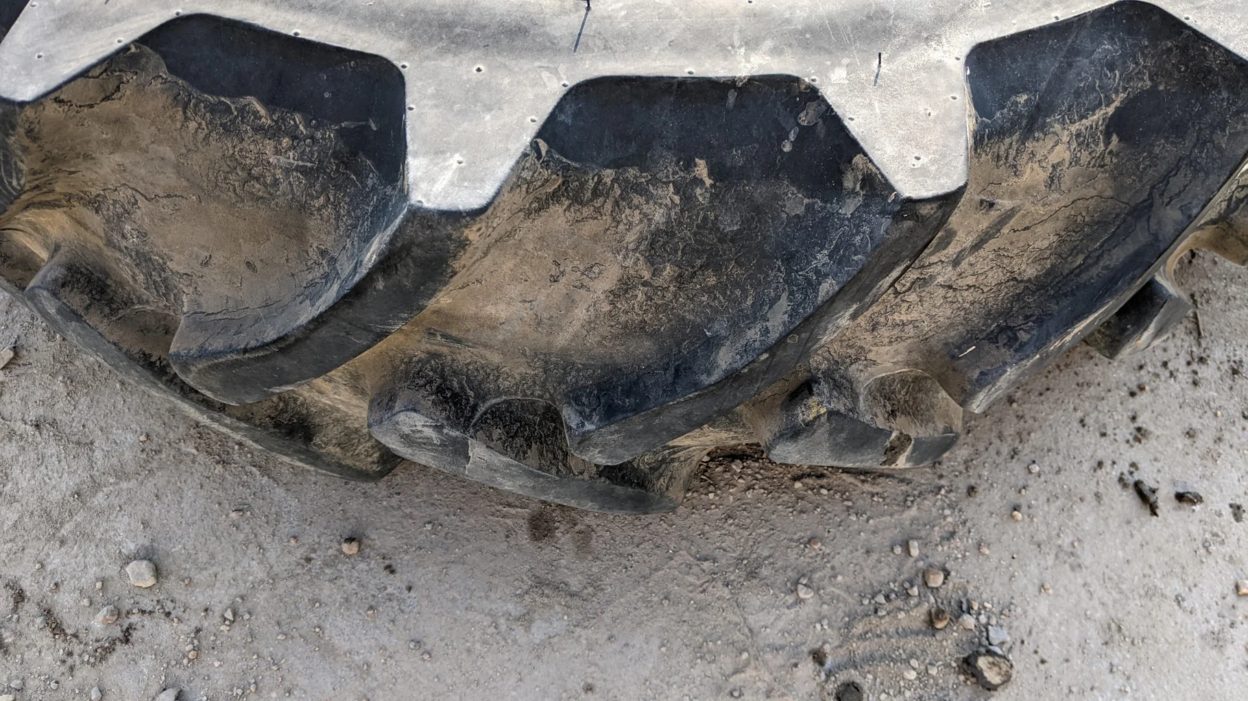 Used 75% 12.4-24 Galaxy Agri Trac II R-1 D(8Ply)(uneven wear, road wear, cuts between lugs, lug cuts image 3