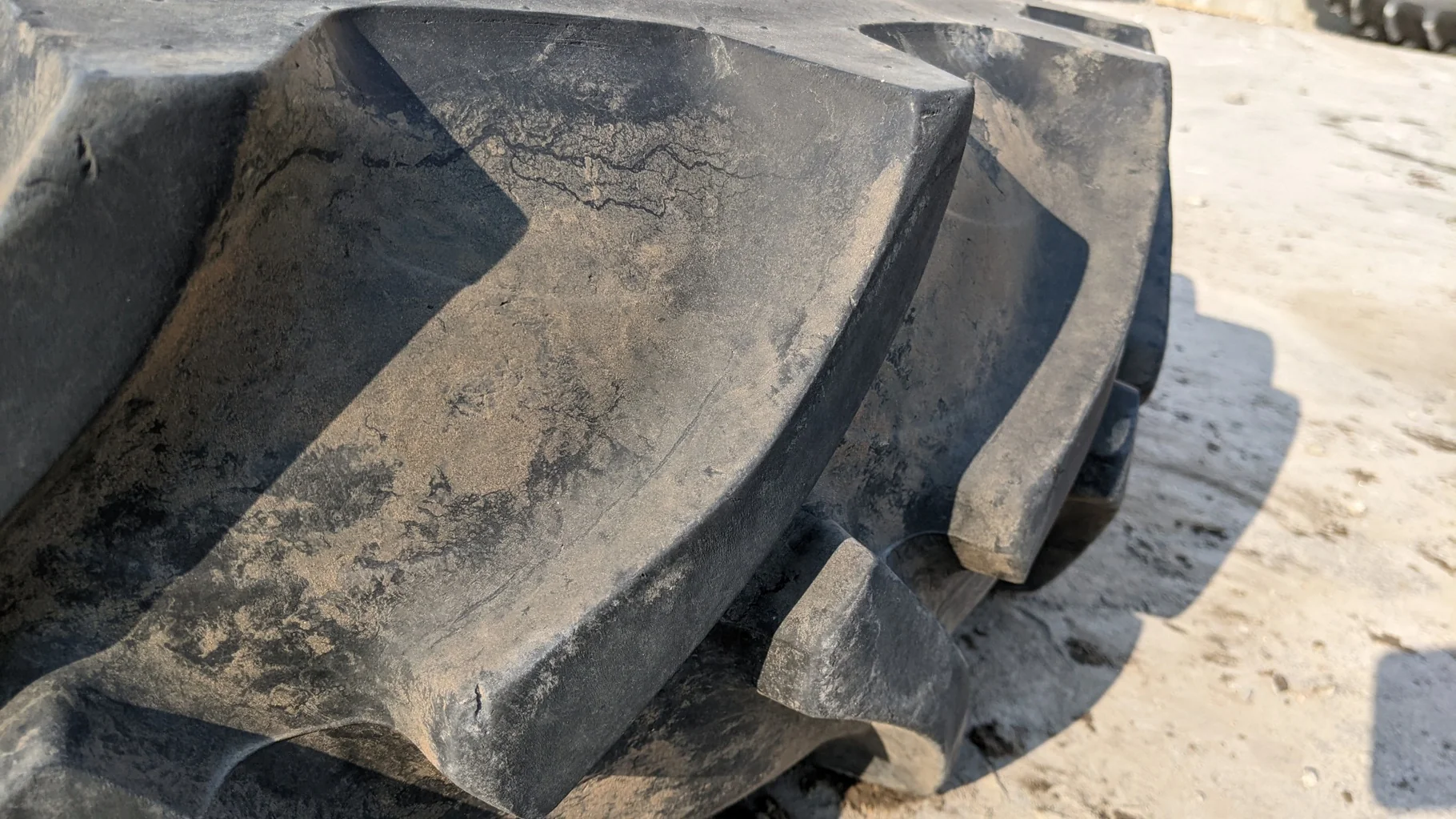 Used 75% 12.4-24 Galaxy Agri Trac II R-1 D(8Ply)(uneven wear, road wear, cuts between lugs, lug cuts image 4