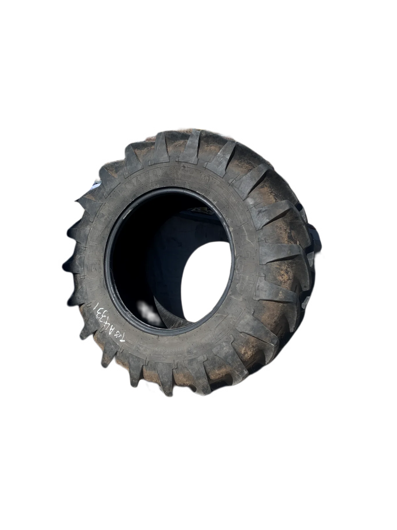 Used 70% 16.9R28 Michelin AgriBib R-1W 141A8/138B TL - Good Condition  _x000D_
(Slight Stubble, Lug