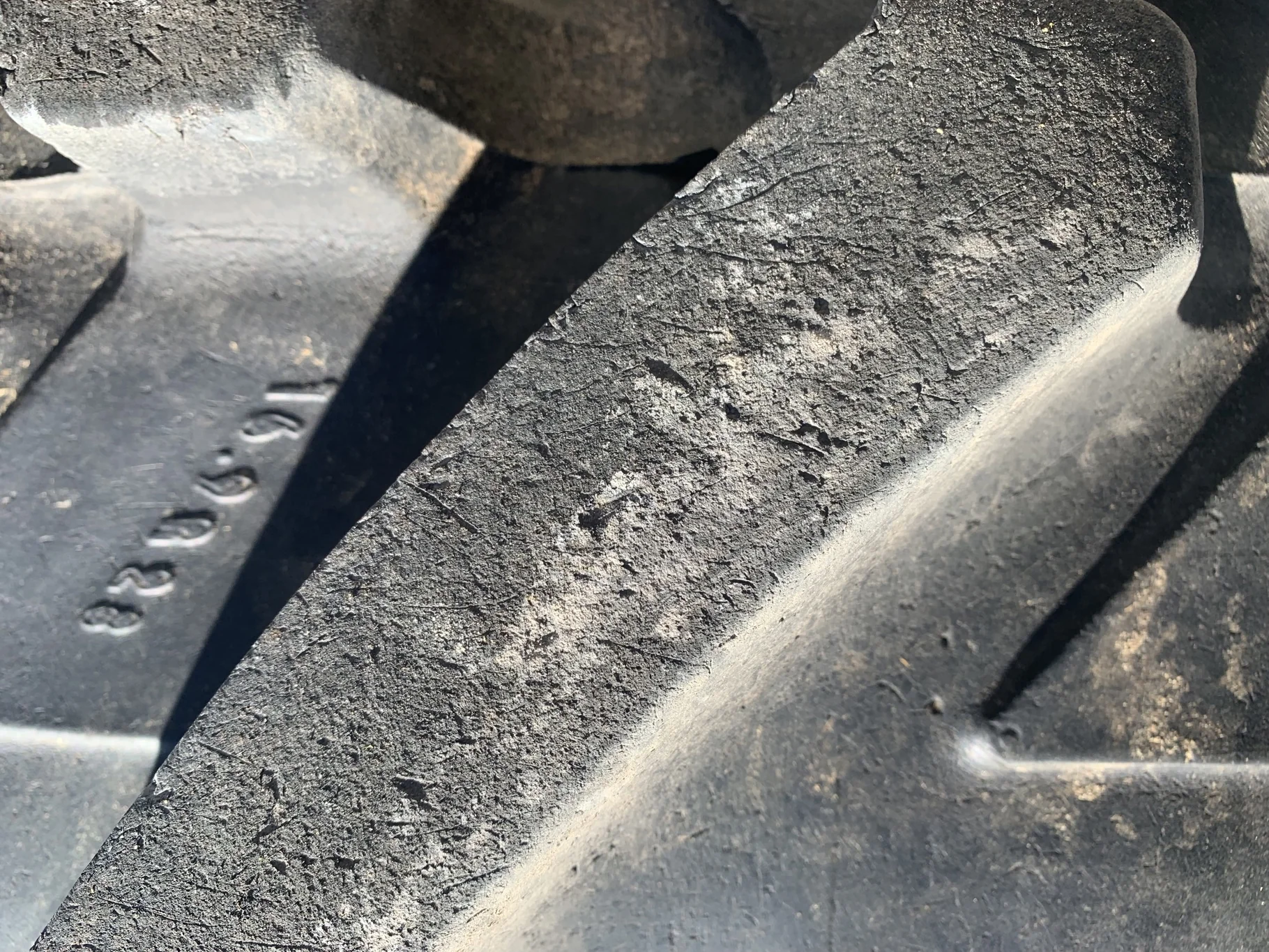 Used 70% 16.9R28 Michelin AgriBib R-1W 141A8/138B TL - Good Condition  _x000D_
(Slight Stubble, Lug image 5