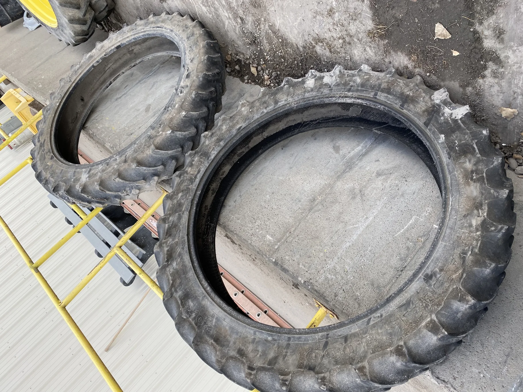 Used 40% 320/90R50 Firestone Radial 9000 R-1W (148B) TL   _x000D_
Road Wear, Uneven Tread Wear, Weat image 2