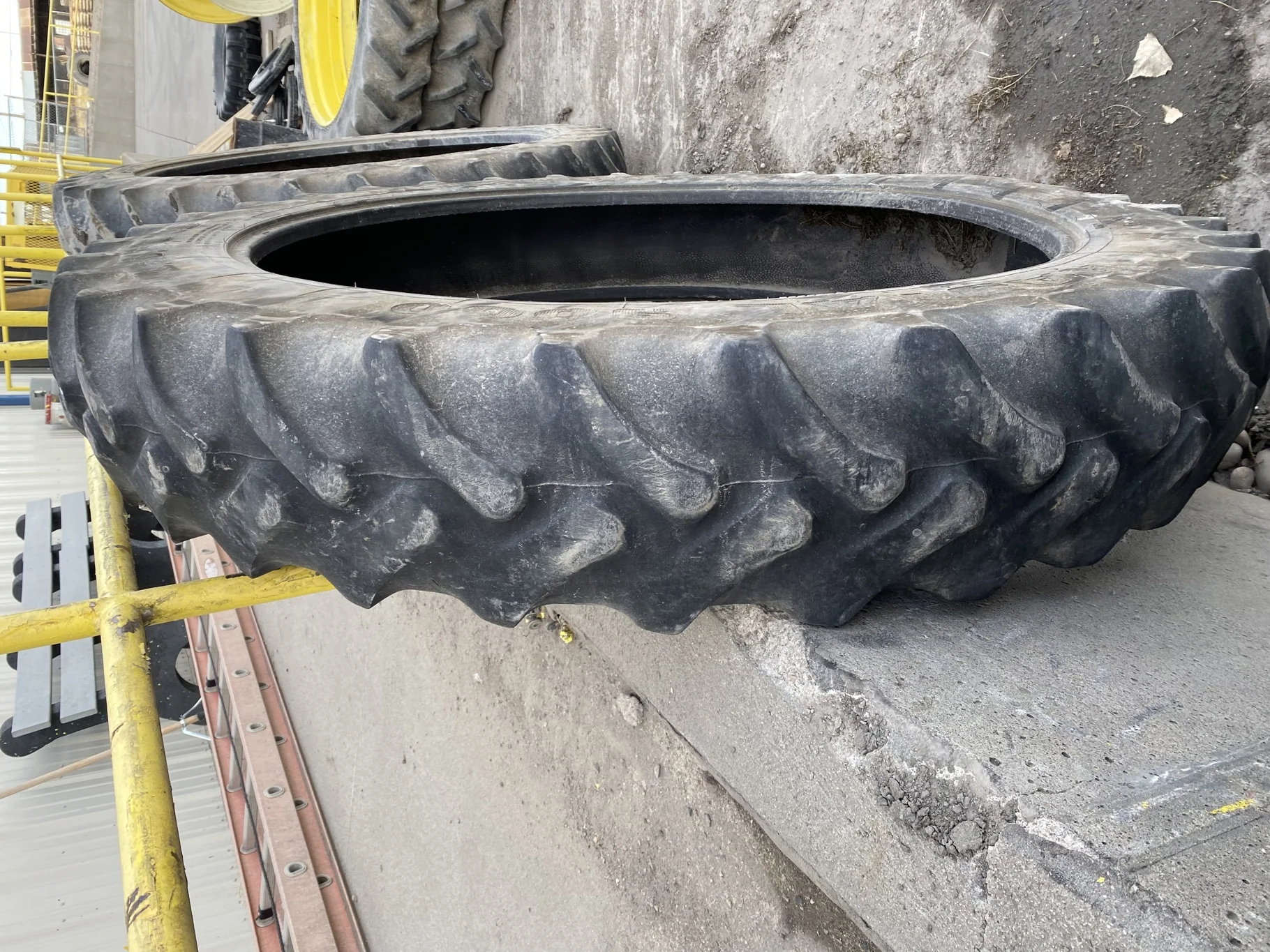 Used 40% 320/90R50 Firestone Radial 9000 R-1W (148B) TL   _x000D_
Road Wear, Uneven Tread Wear, Weat image 3