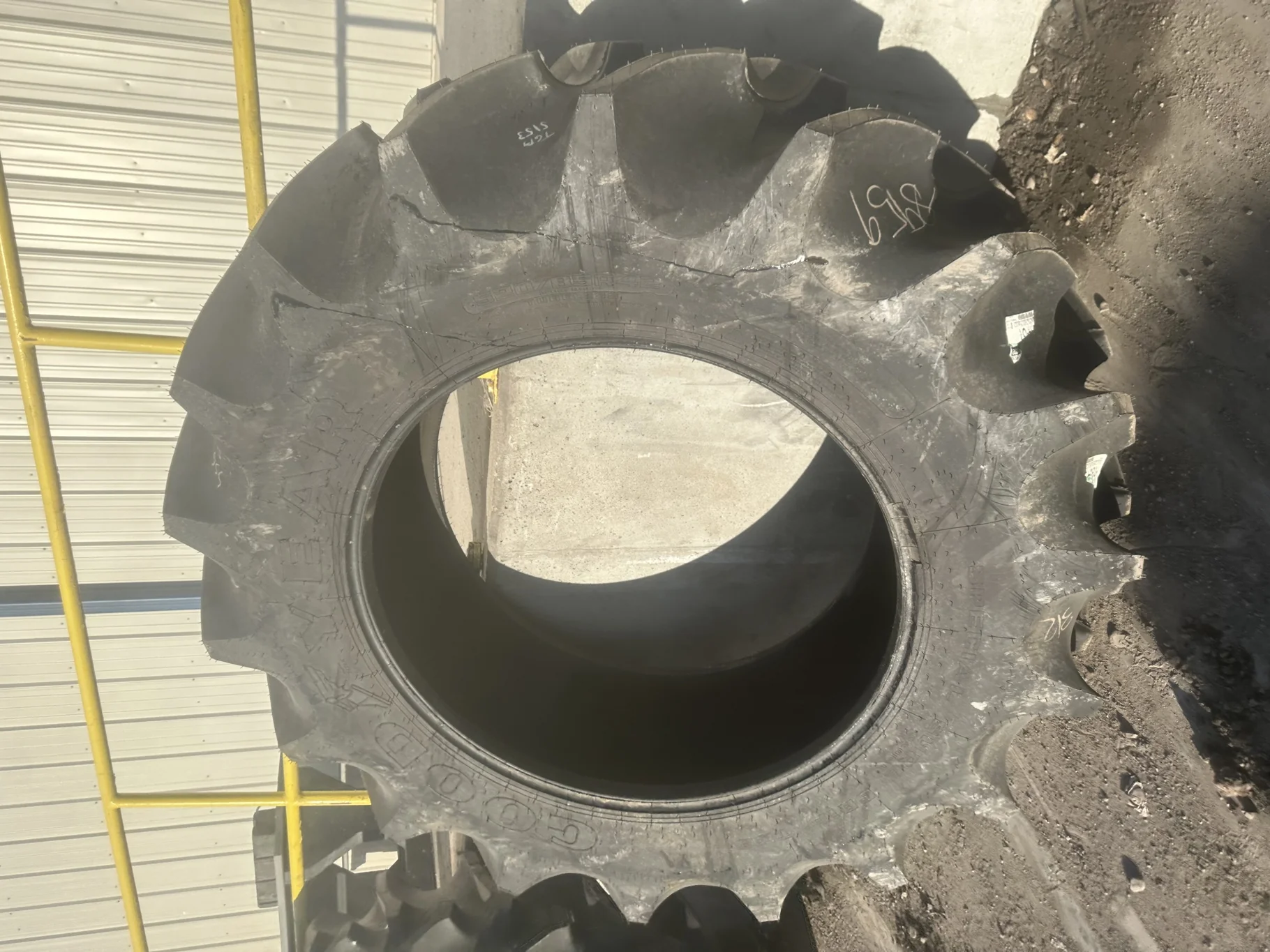 TAKE-OFF 520/85R42 GY SPECIAL SURE GRIP TD8 RADIAL R-2 (162A8/B) TL