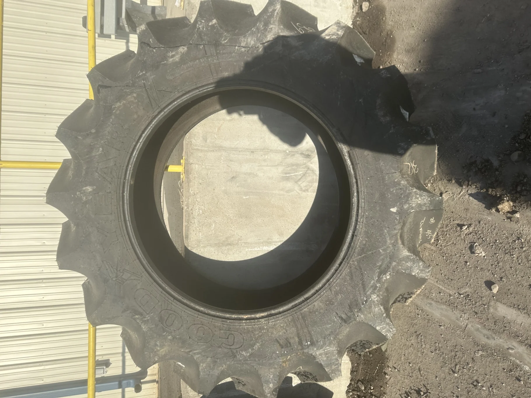 TAKE-OFF 520/85R42 GY SPECIAL SURE GRIP TD8 RADIAL R-2 (162A8/B) TL image 2