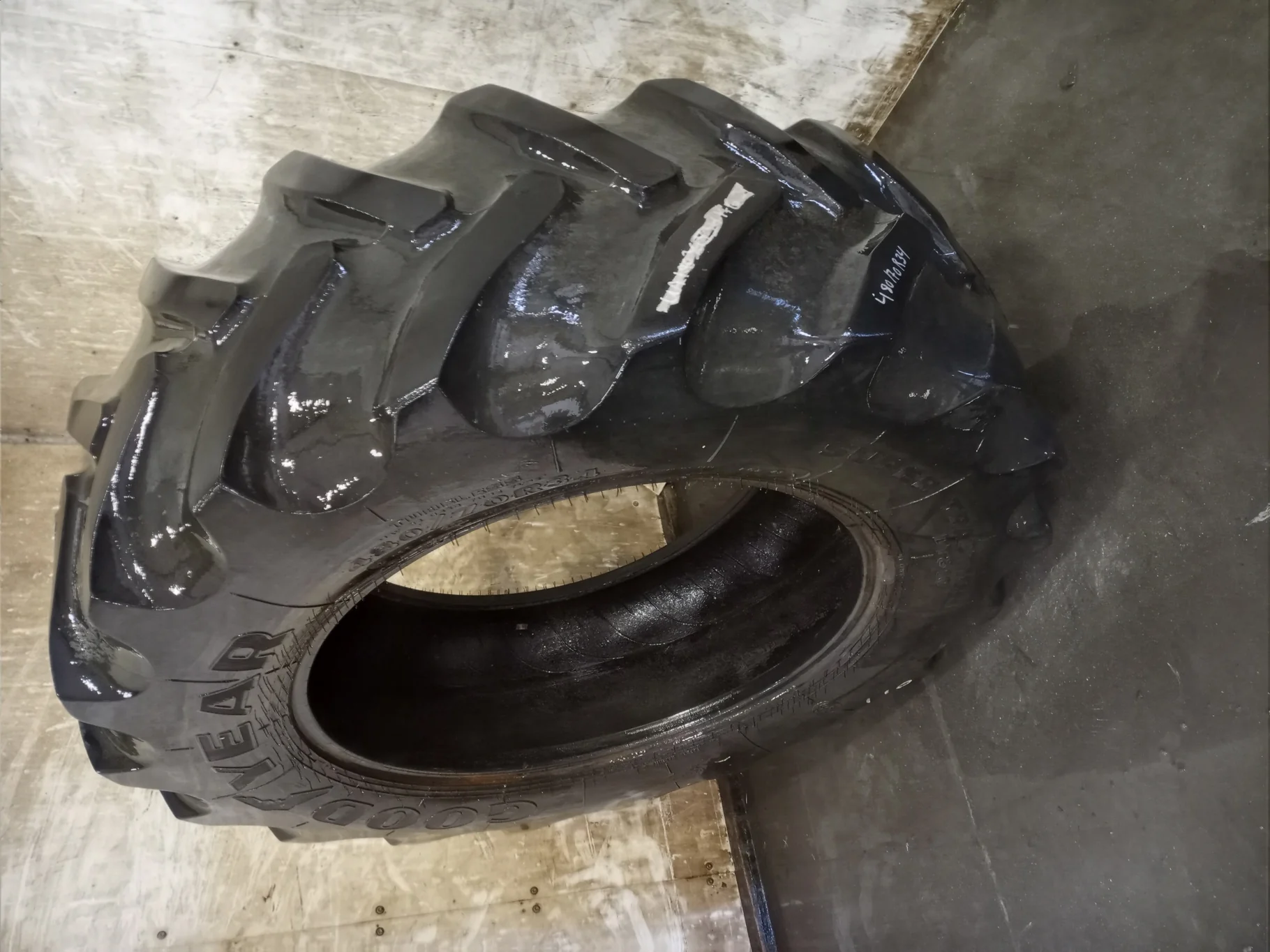 Used 50% 480/70R34 Goodyear DT R-1W (155A8) (Uneven tread wear.) image 2