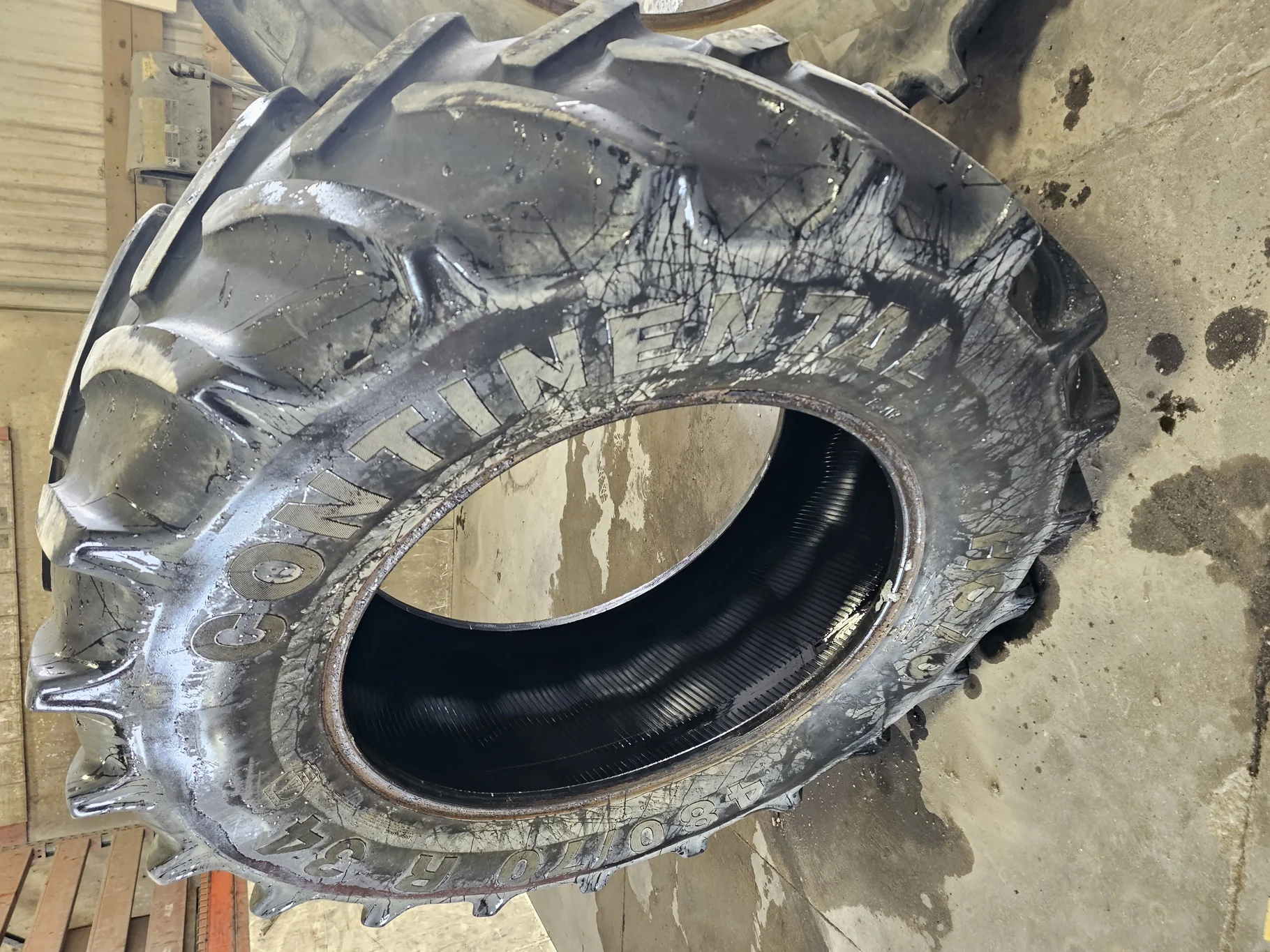 Used 30% 480/70R34 Continental HC 70 R-1W 143D TL - poor condition