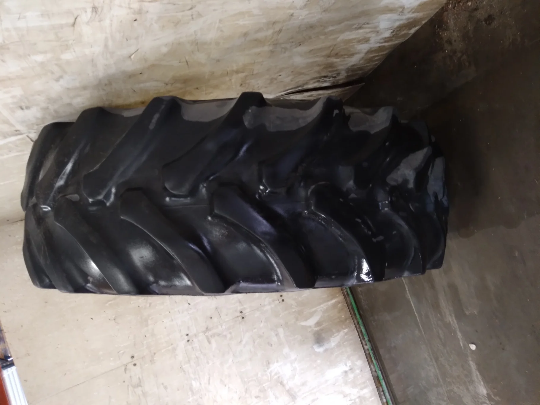 Used 45% 620/70R42 Firestone Radial All Traction DT (160B) TL (uneven road wear, small chunks missin