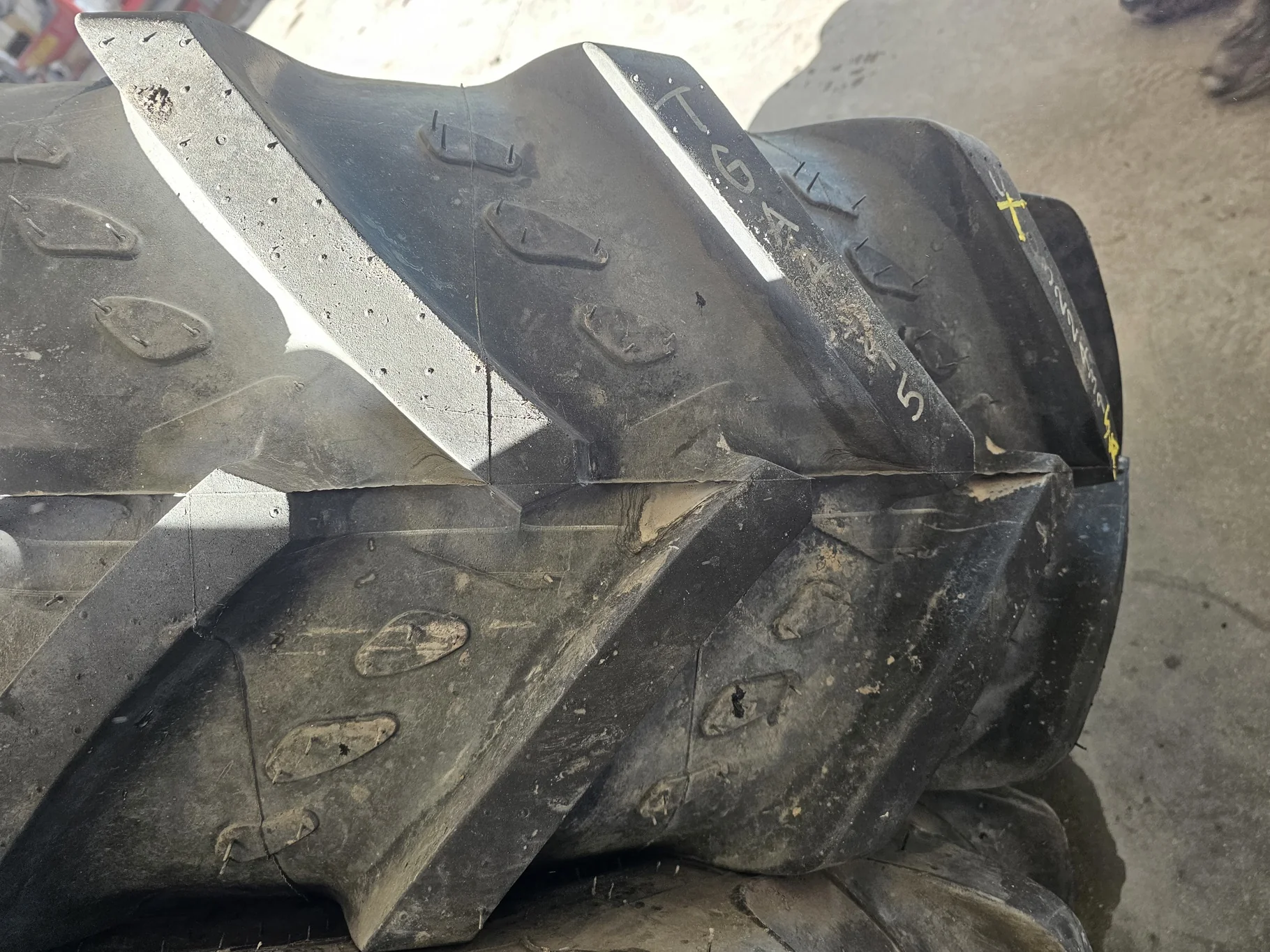 TAKE OFF 16.9R28 Kleber Traker R-1W 119A8 TL - Excellent Condition image 3