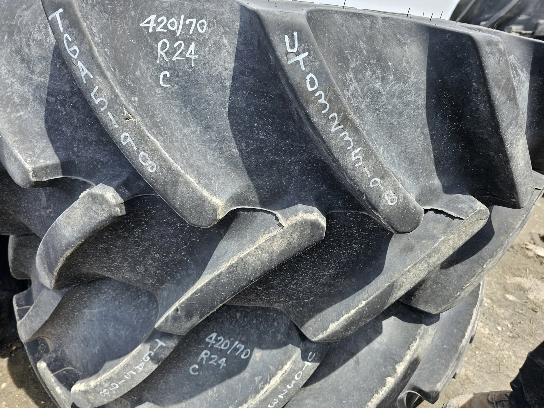 Used 77% 420/70R24 Continental Tractor 70 T 130D TL (Cuts) image 3