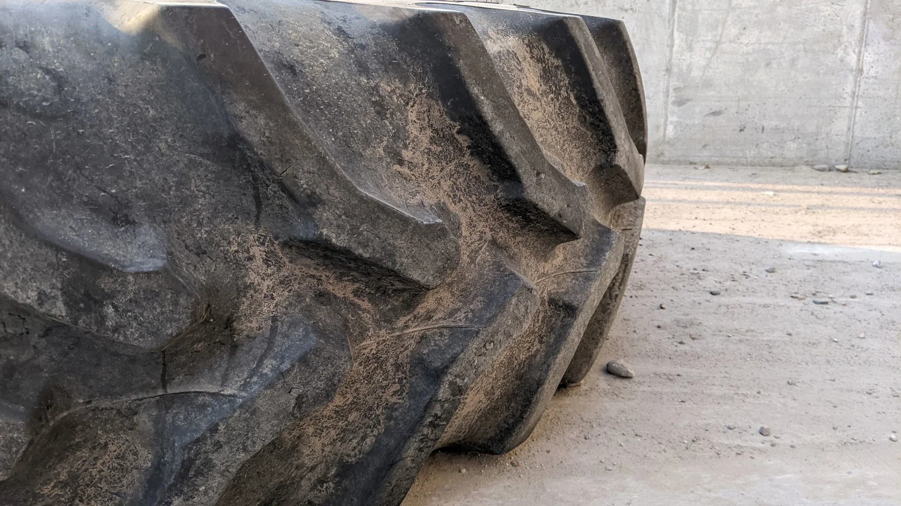 Used 95% 520/85R38 Goodyear Ultra Torque Radial DT712 R-1 (155A8/B) TL (Tear in side wall, road wear image 4
