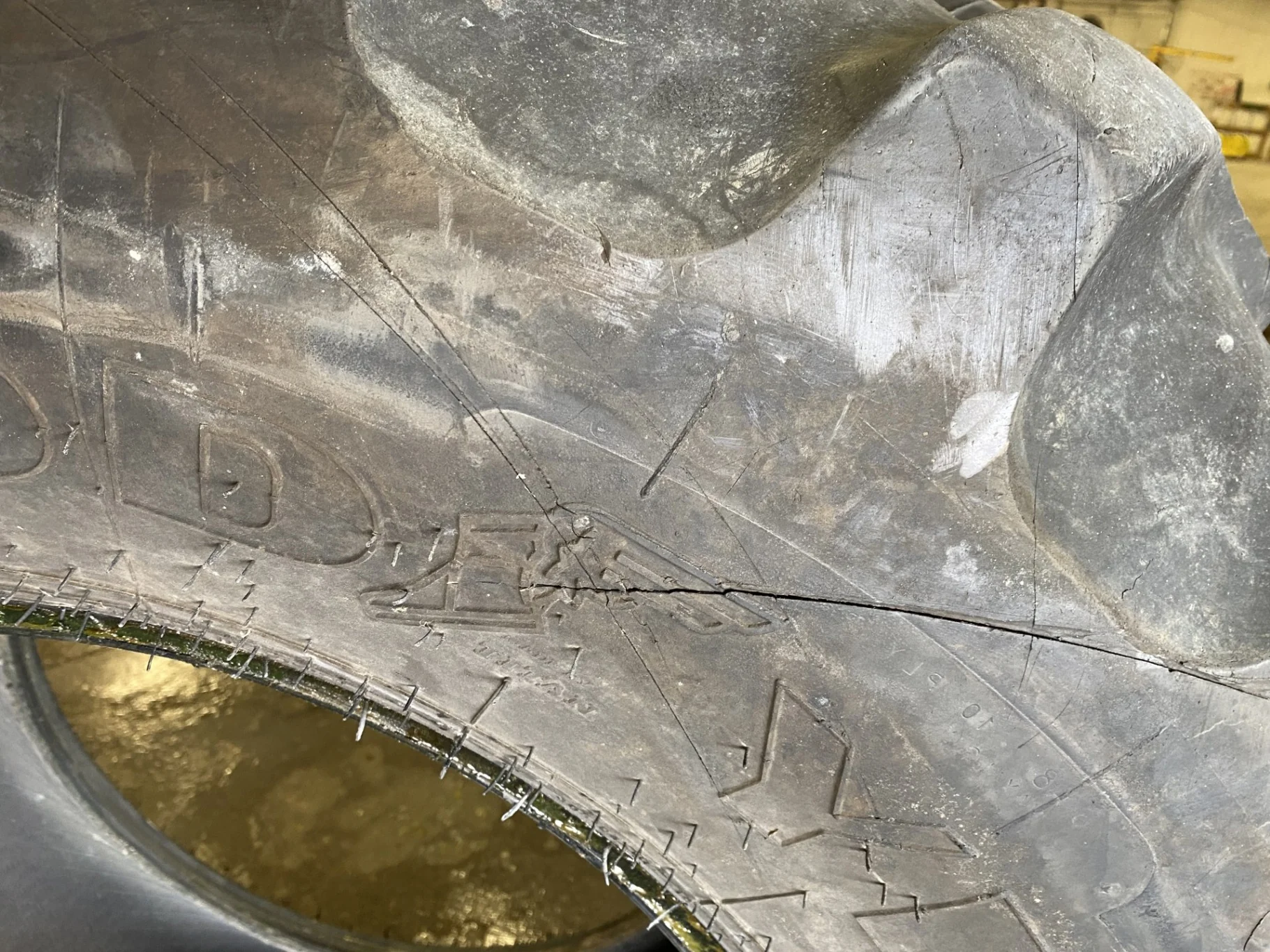 Used 75% 19.5L-24 Goodyear IT525 R-4 E(10Ply) TL (cuts in lugs, road wear, small chunks out of lugs image 5