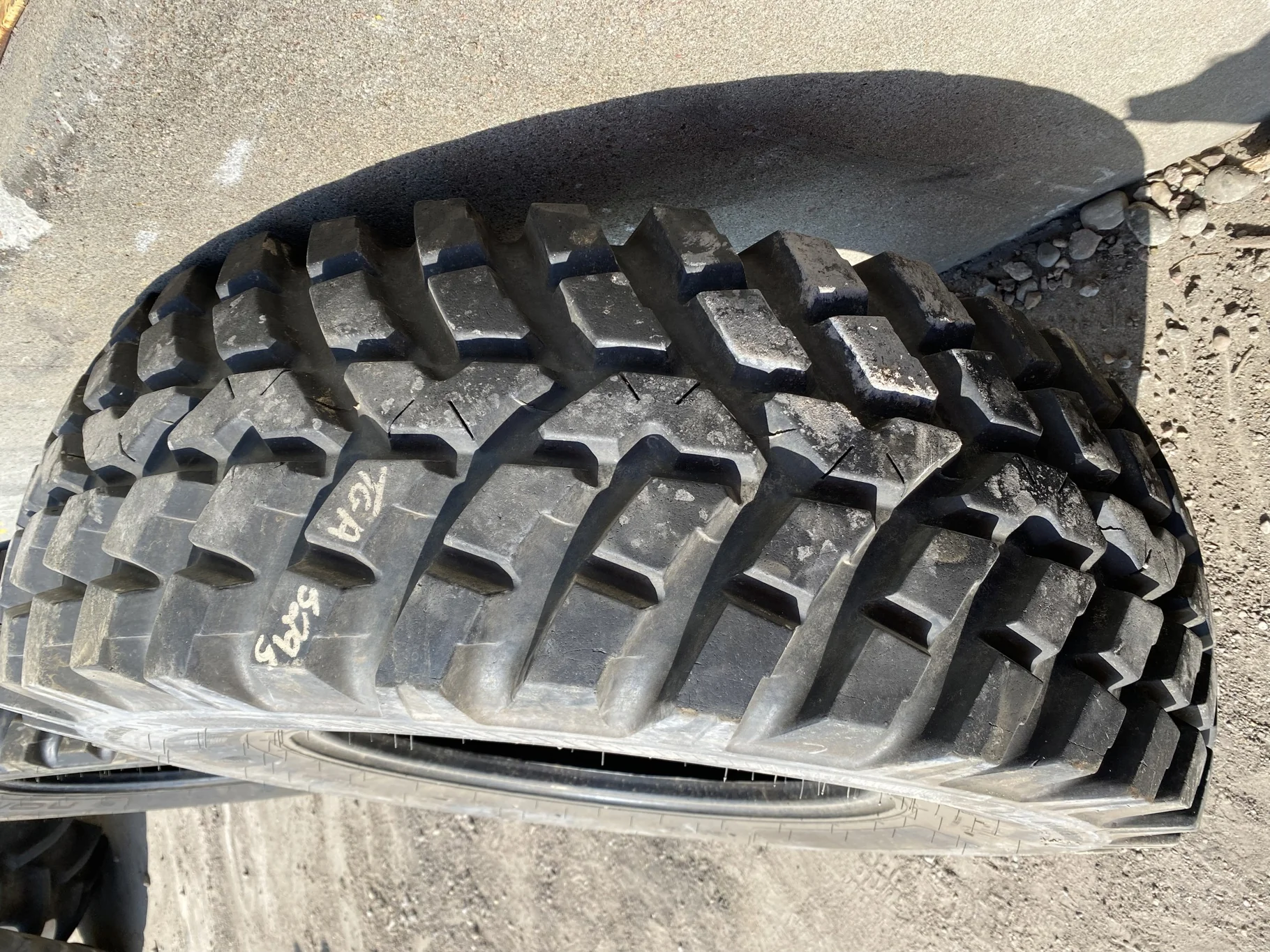 Used 90% 400/80R24 Nokian TRI 2 80-Series (144D) TL - Excellent Condition  _x000D_
(Lug Cuts, Lug St image 4