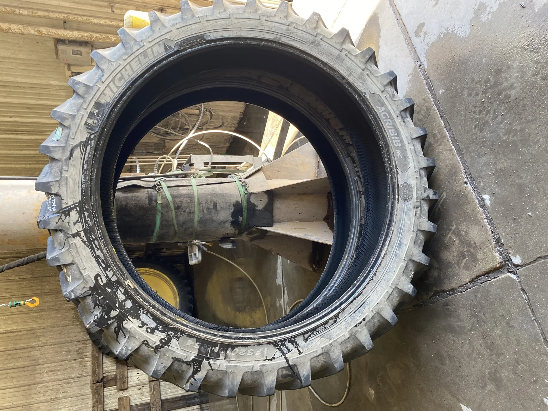 Used 75% IF320/90R54 Michelin AgriBib Row Crop (159A8/159B) (Lug Cuts, Stubble, Road Wear)
