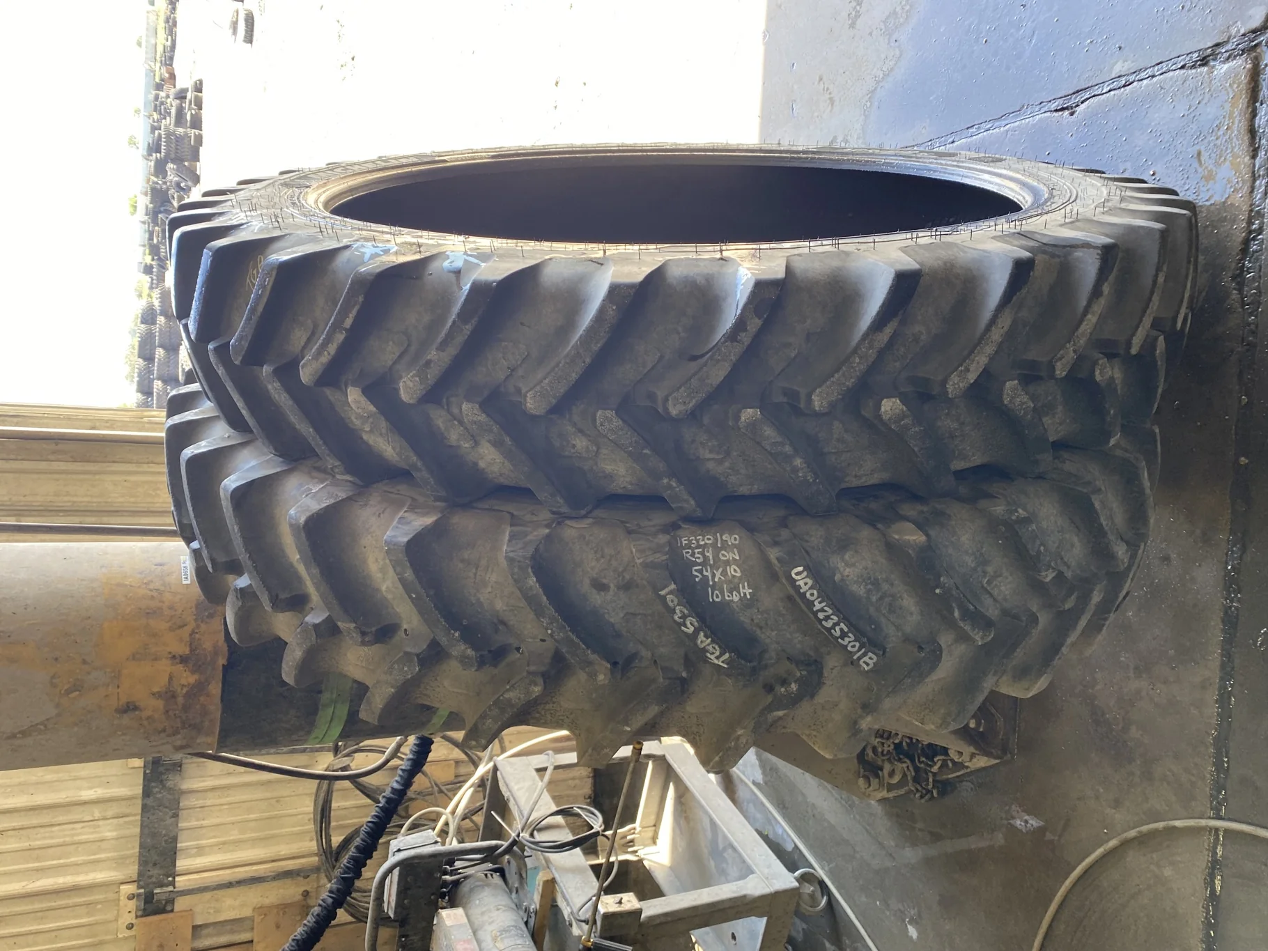 Used 75% IF320/90R54 Michelin AgriBib Row Crop (159A8/159B) (Lug Cuts, Stubble, Road Wear) image 2