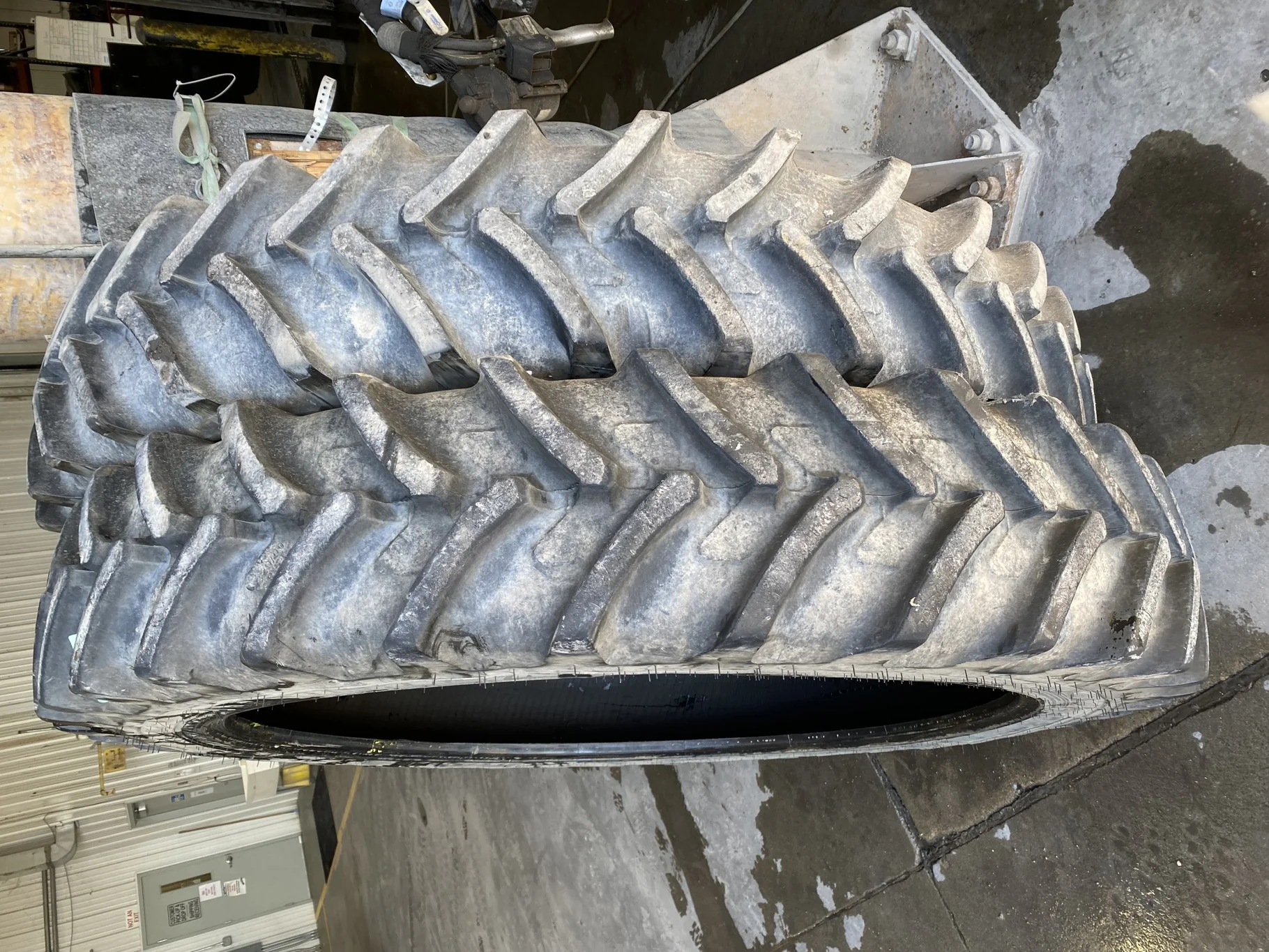Used 75% IF320/90R54 Michelin AgriBib Row Crop (159A8/159B) (Lug Cuts, Stubble, Road Wear) image 3