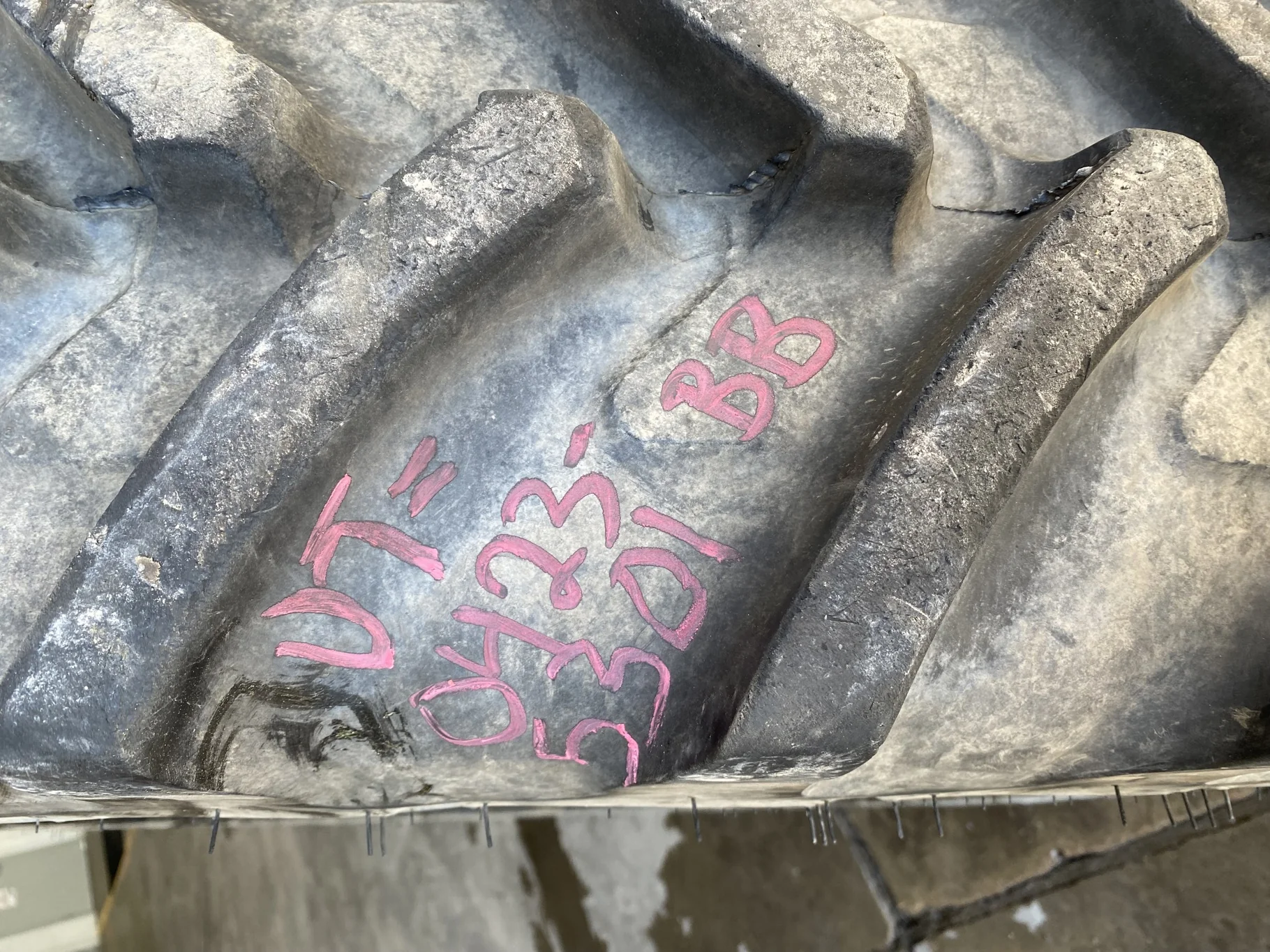 Used 75% IF320/90R54 Michelin AgriBib Row Crop (159A8/159B) (Lug Cuts, Stubble, Road Wear) image 4