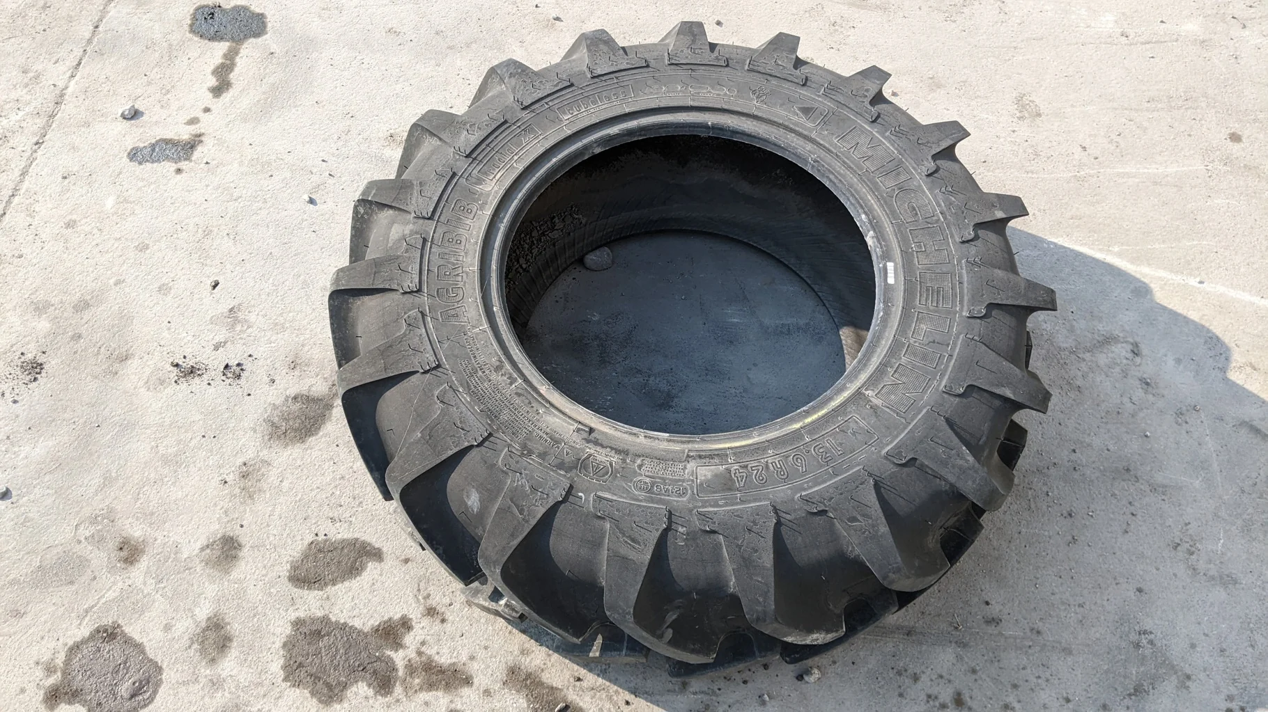 Used 90% 13.6R24 Michelin AgriBib R-1W (121A8/118B) TL (small amount of road wear - good condition)