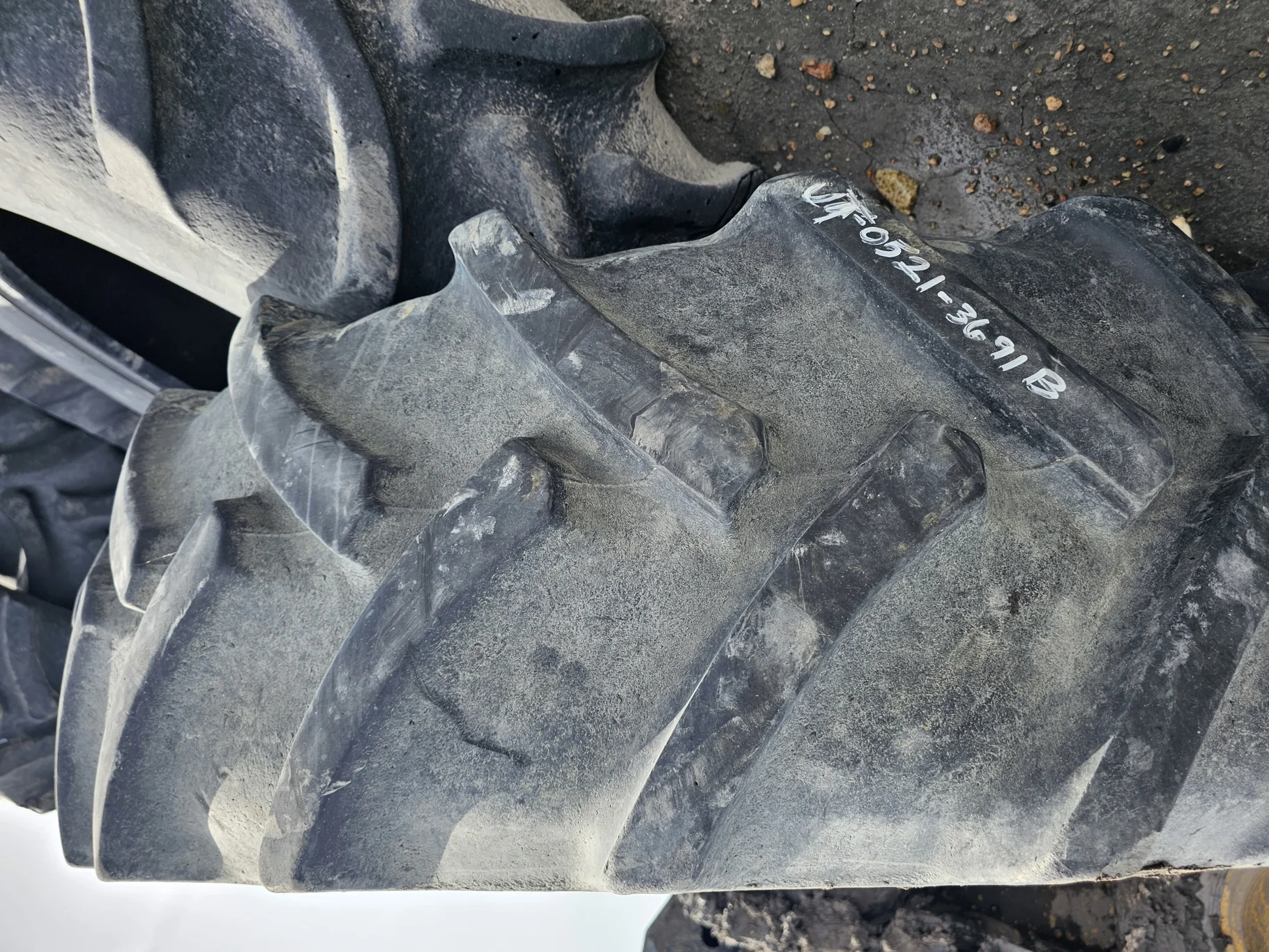 Used 75% 420/85R30 Continental Contract AC85 R-1W (140A8/137B) - Road wear on lugs image 3