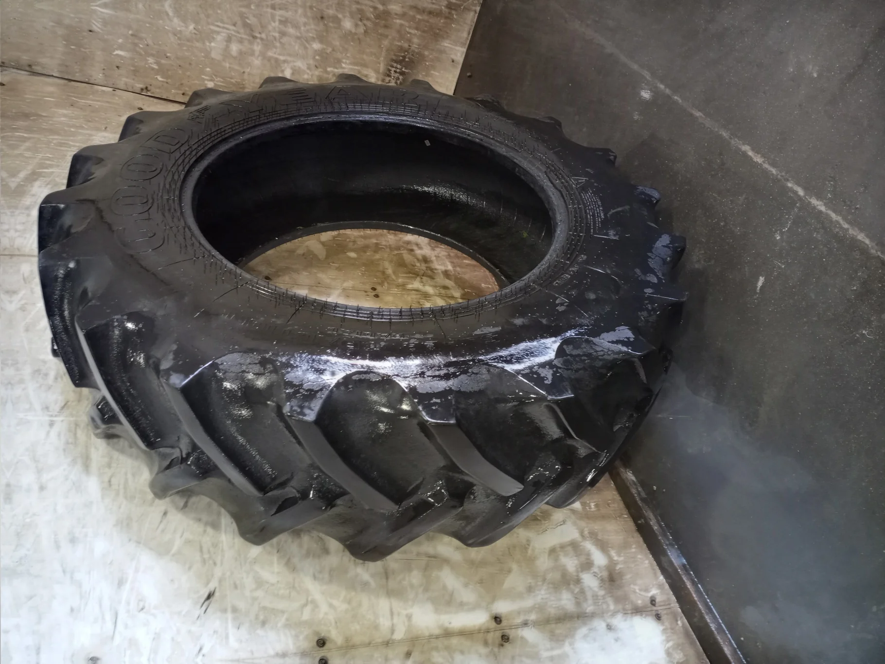 Used 70% 420/85R34 Goodyear Super Traction Radial R-1W (147B) (Stubble. Uneven road wear. Small side image 2